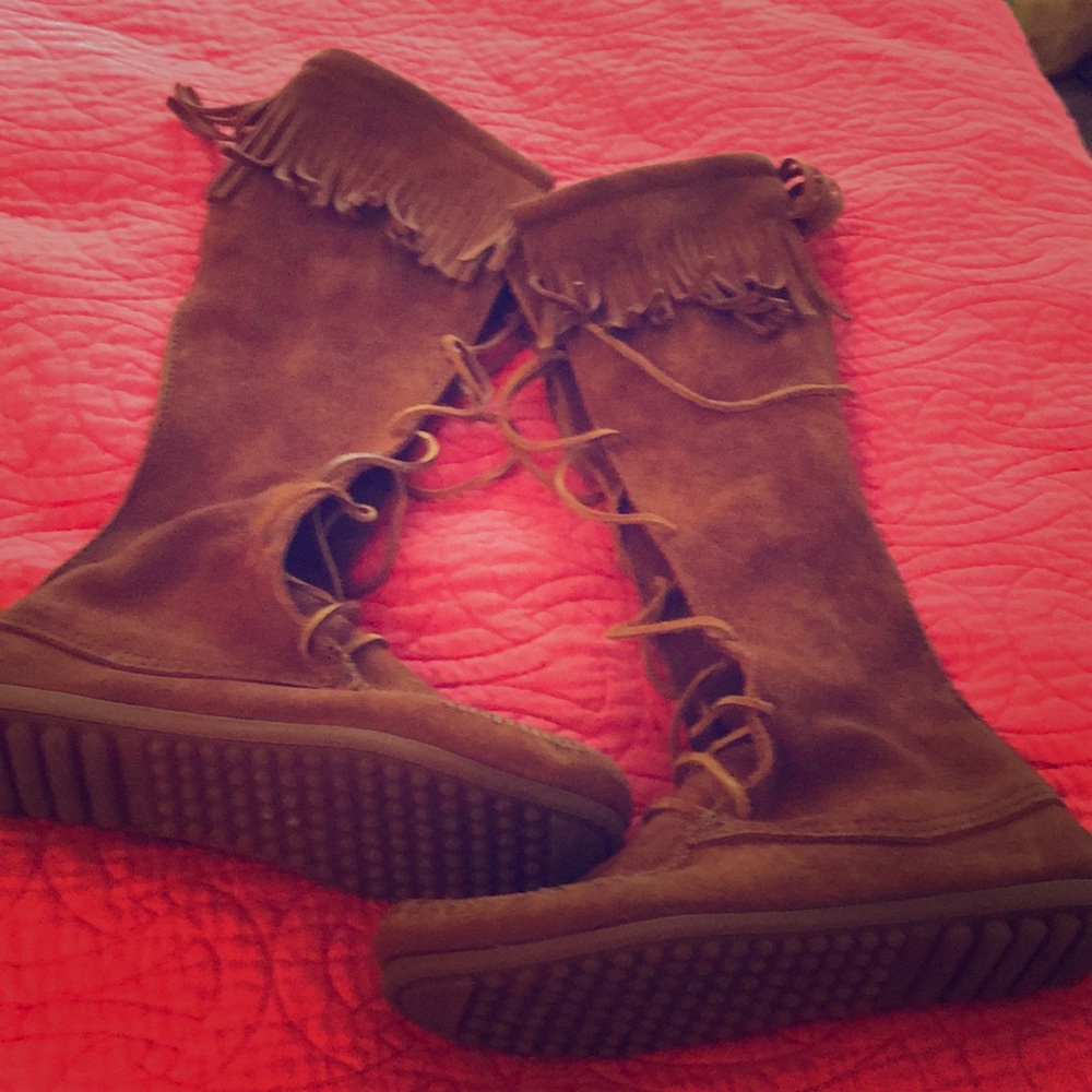 NWOT Minnetonka Tall Fringe Boot